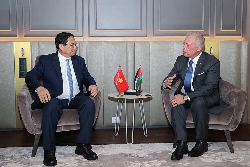 Prime Minister Pham Minh Chinh (L) meets with Jordanian King Abdullah II bin Al-Hussein on the sidelines of the 3rd United Nations Ocean Conference (UNOC 3) in Nice, France. (Photo: VNA)