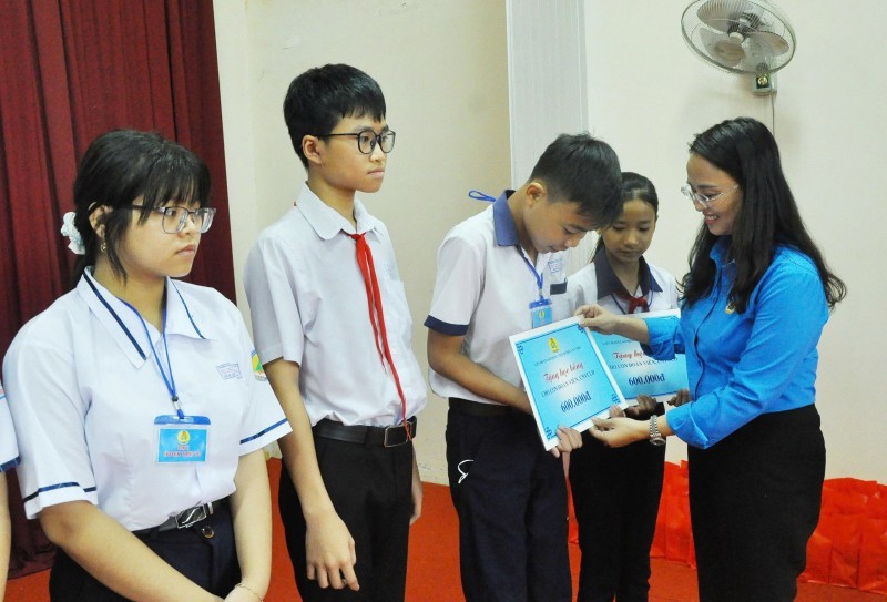 Can Tho Awards 500 Scholarships to Workers’ Children
