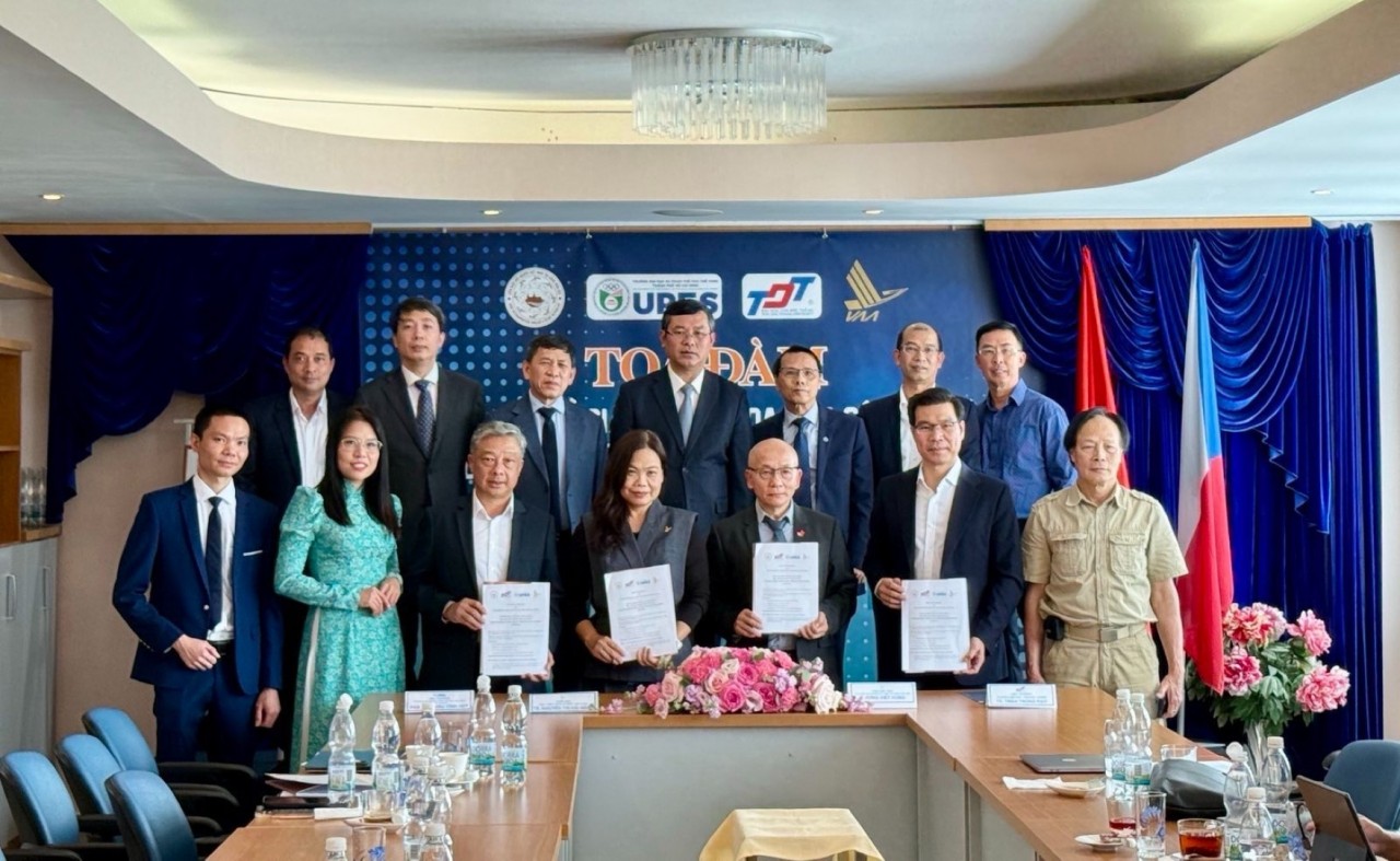 Signing ceremony of the memorandum of understanding on cooperation between Vietnamese universities and the Union of Vietnamese Associations in the Czech Republic. (Photo: secviet.cz)