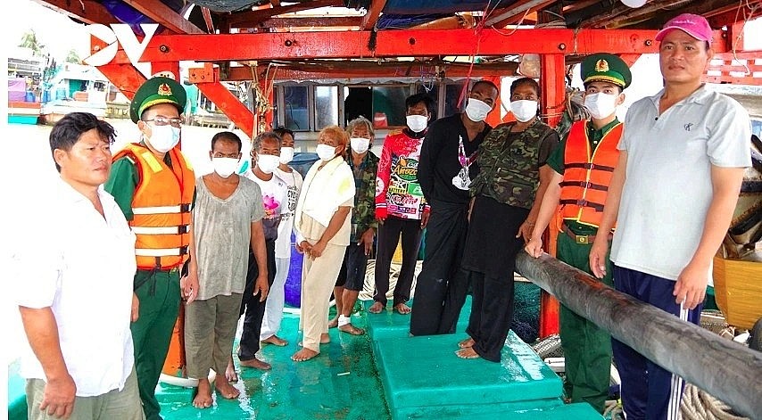 Eight foreigners drifting at sea in small raft are rescued by a local fisherman.