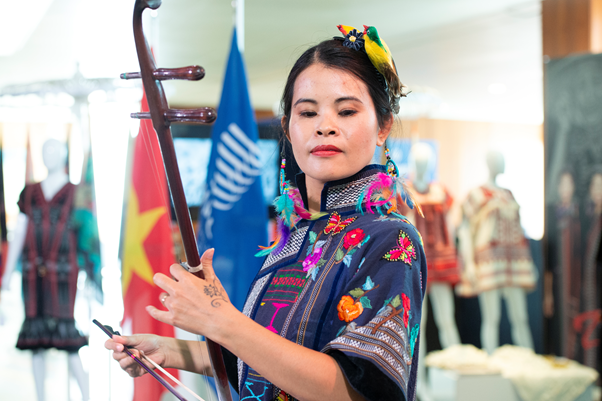 vietnam silk brocade exhibition underway in wipo headquarters