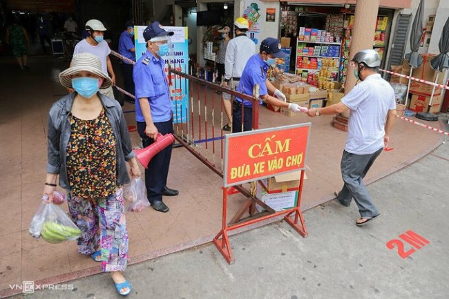 Da Nang reapplies market entrance tickets amid resurgence of Covid community cases