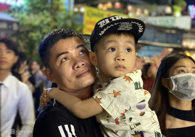 In photos and video: Thousands of Vietnamese swarming to streets for New Year 2021 welcoming