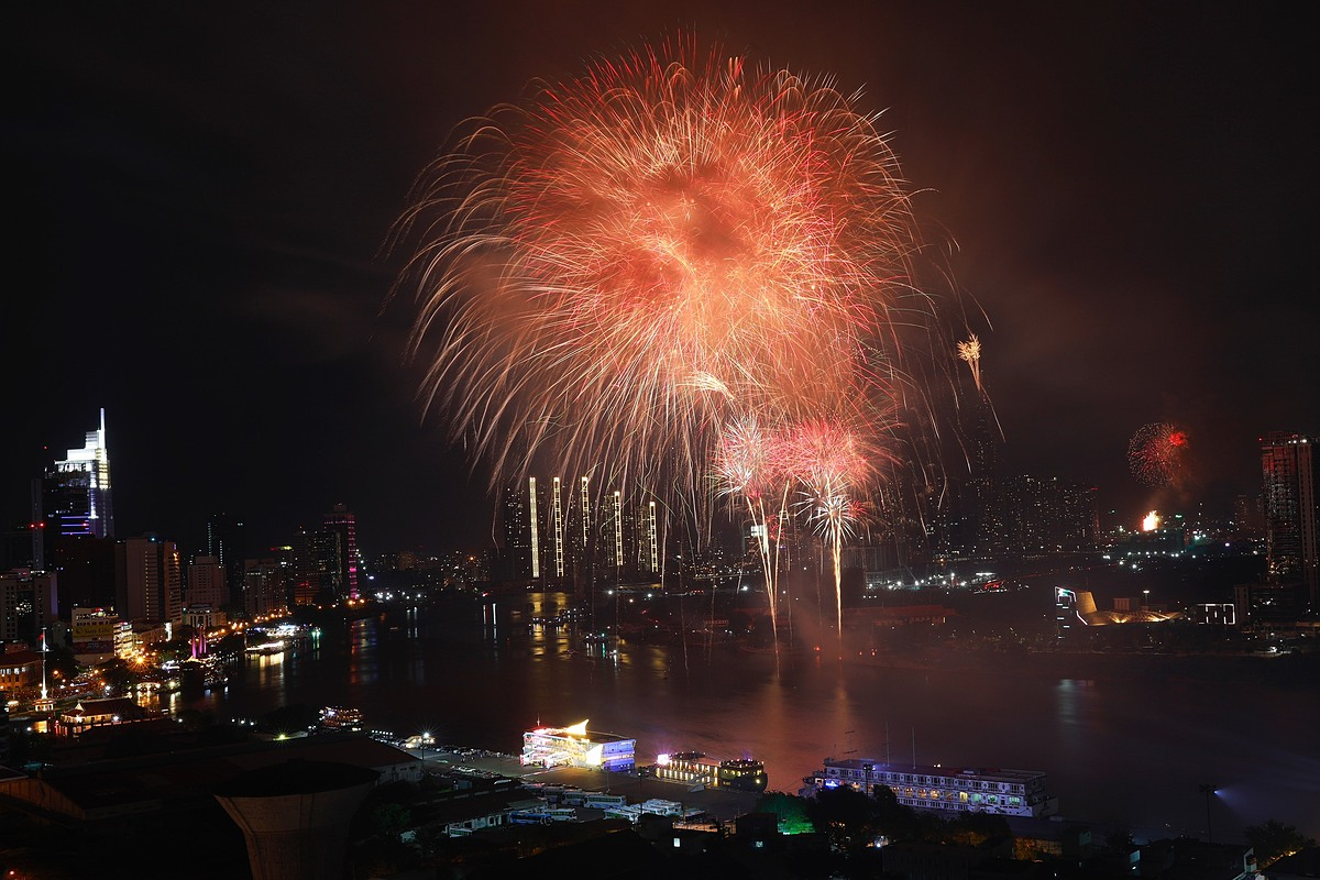 In photos and video: Thousands of Vietnamese swarming to streets for New Year 2021 welcoming