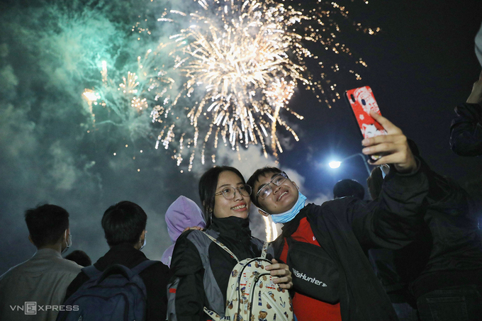 In photos and video: Thousands of Vietnamese swarming to streets for New Year 2021 welcoming