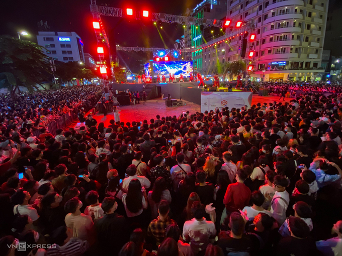 In photos and video: Thousands of Vietnamese swarming to streets for New Year 2021 welcoming