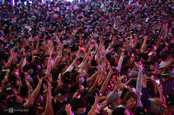 In photos and video: Thousands of Vietnamese swarming to streets for New Year 2021 welcoming