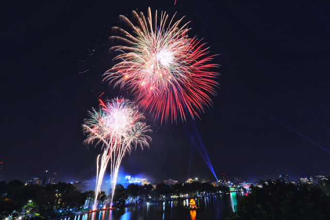 In photos and video: Thousands of Vietnamese swarming to streets for New Year 2021 welcoming