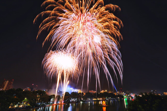 In photos and video: Thousands of Vietnamese swarming to streets for New Year 2021 welcoming