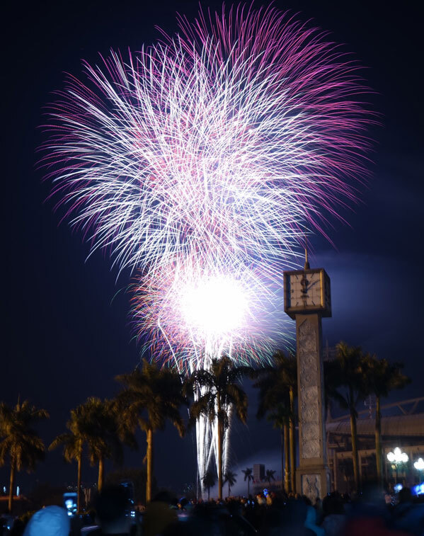 In photos and video: Thousands of Vietnamese swarming to streets for New Year 2021 welcoming