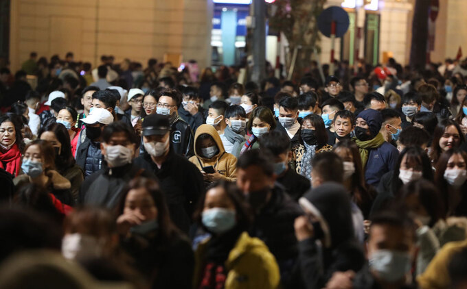 In photos and video: Thousands of Vietnamese swarming to streets for New Year 2021 welcoming