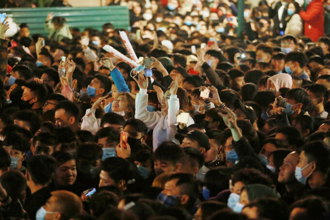 In photos and video: Thousands of Vietnamese swarming to streets for New Year 2021 welcoming