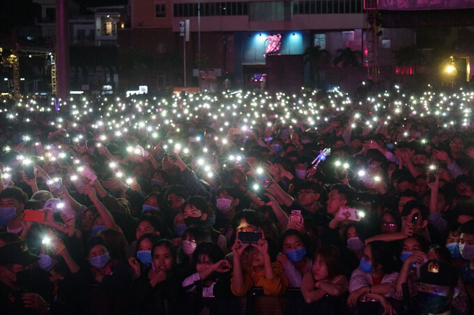 In photos and video: Thousands of Vietnamese swarming to streets for New Year 2021 welcoming