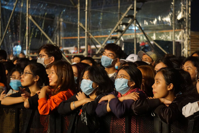 In photos and video: Thousands of Vietnamese swarming to streets for New Year 2021 welcoming