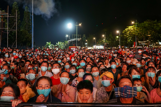 In photos and video: Thousands of Vietnamese swarming to streets for New Year 2021 welcoming