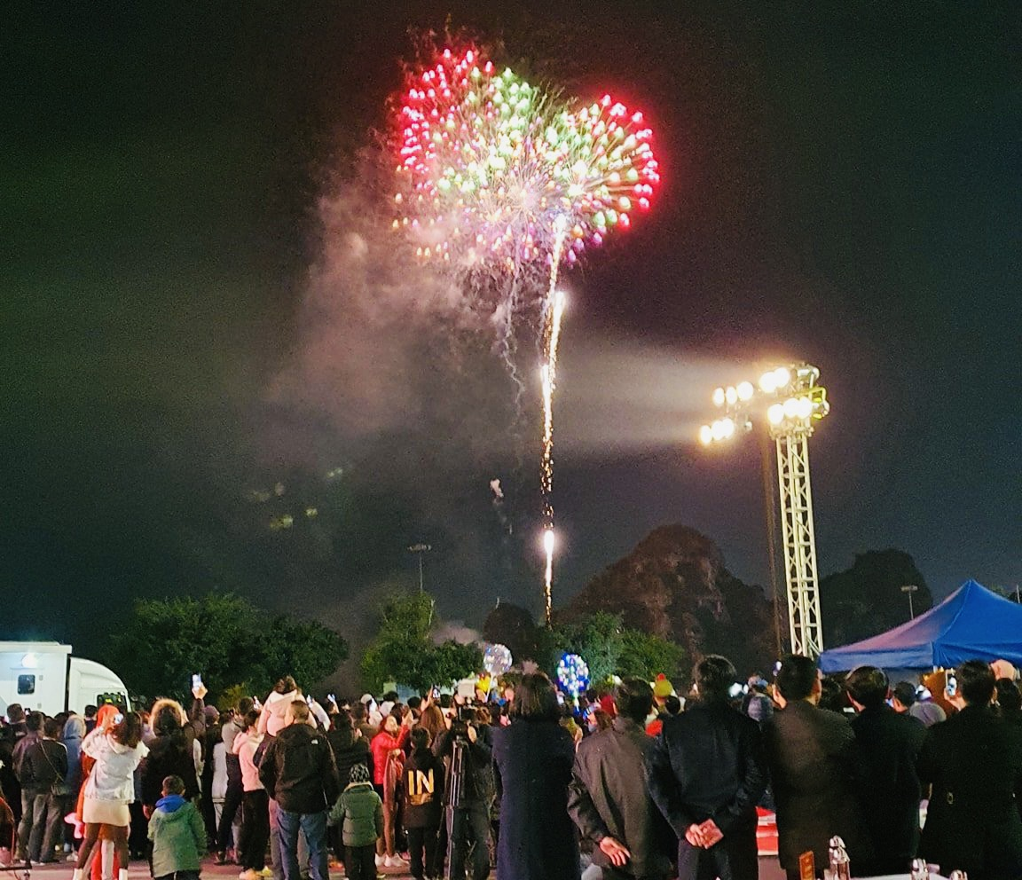 In photos and video: Thousands of Vietnamese swarming to streets for New Year 2021 welcoming