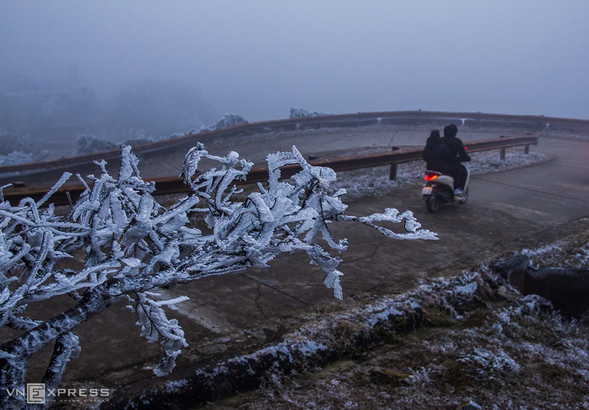 Northern Vietnam’s mountainous provinces blanketed in frost and snow, video