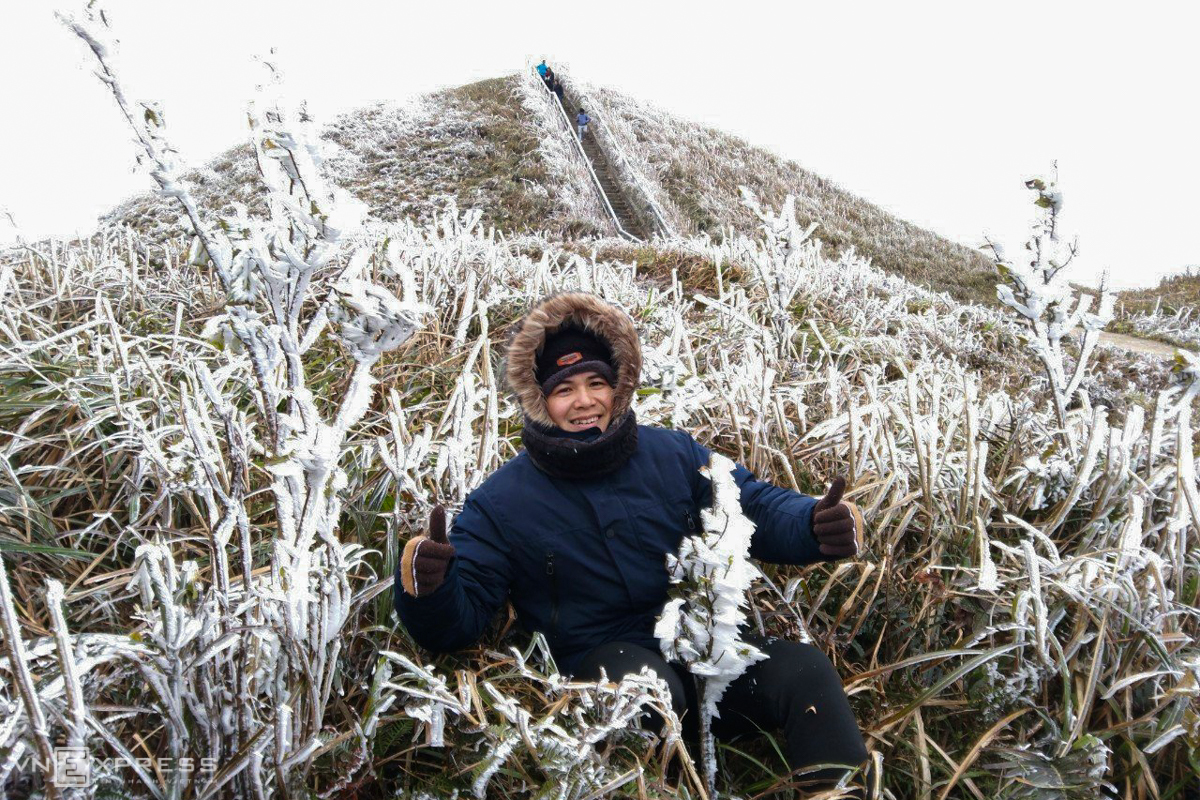 Northern Vietnam’s mountainous provinces blanketed in frost and snow, video