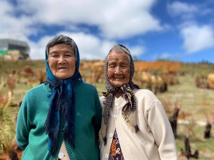 Unique check-in photos of two 90-year-old women stun netizens