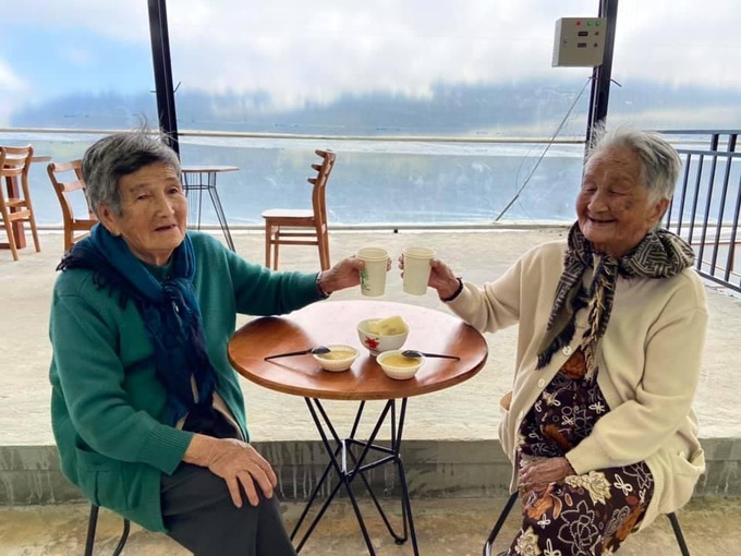 Unique check-in photos of two 90-year-old women stun netizens