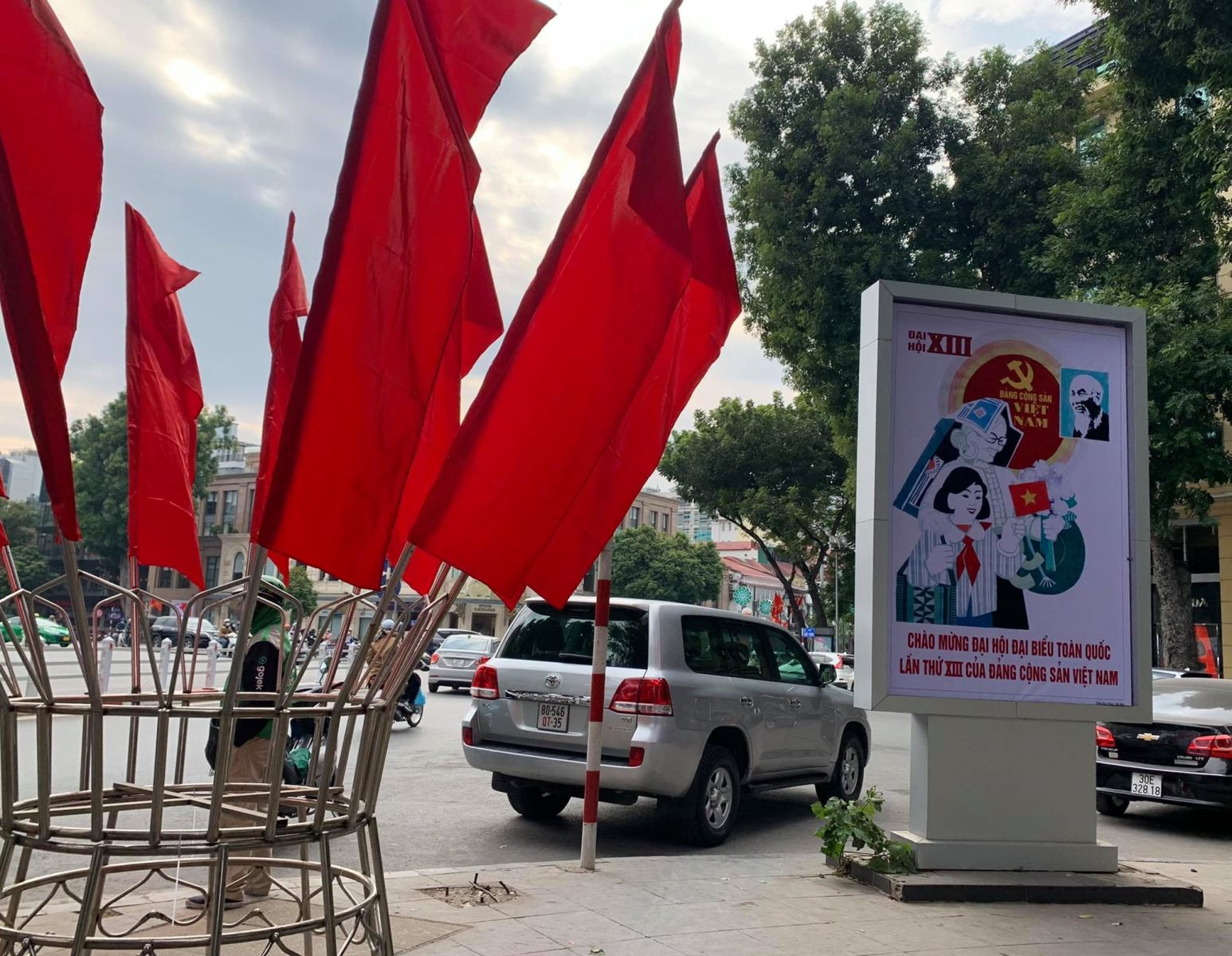 Hanoi streets brilliantly decorated to welcome 13th National Party Congress