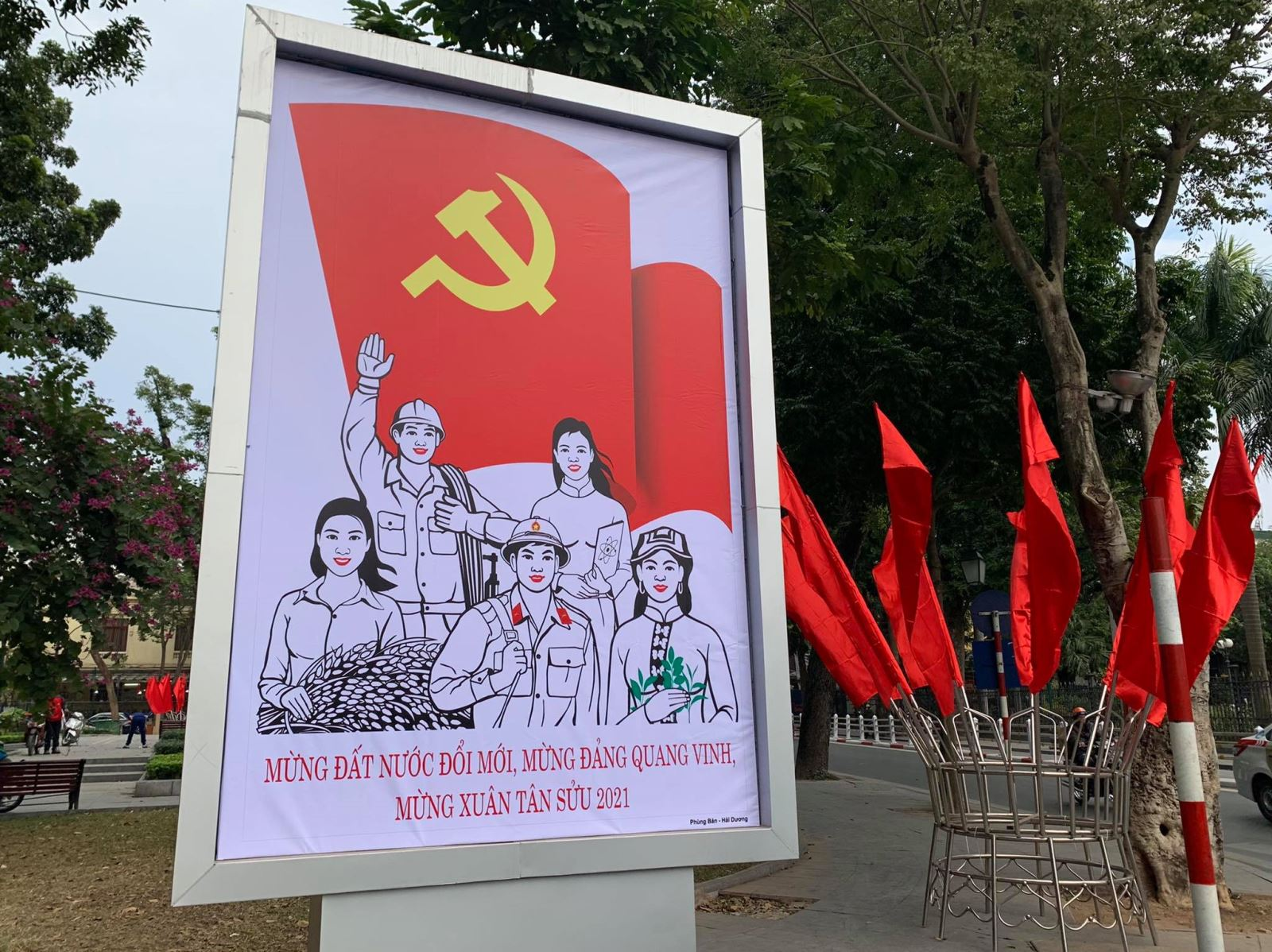 Hanoi streets brilliantly decorated to welcome 13th National Party Congress