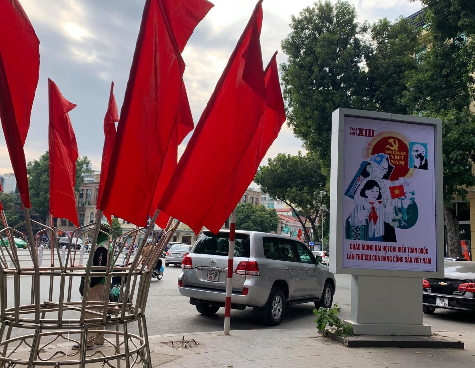 hanoi streets brilliantly decorated to welcome 13th national party congress
