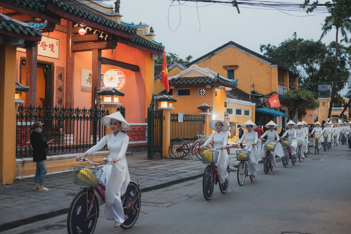 ao dai show excites crowds at hoi an ancient town