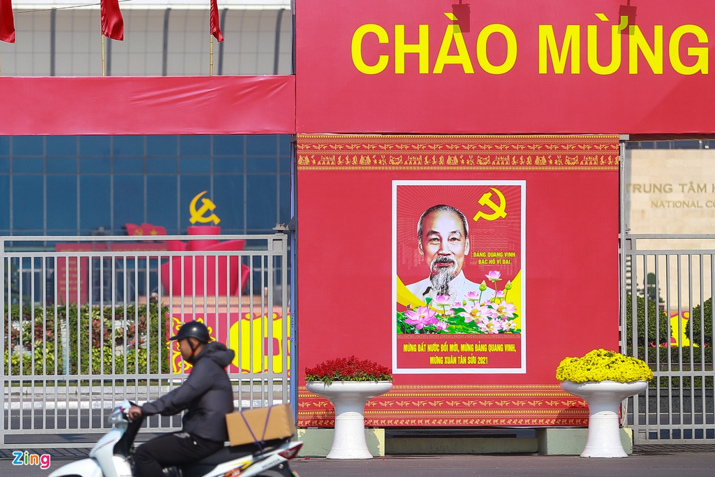 Hanoi streets radiantly adorned to welcome 13th National Party Congress