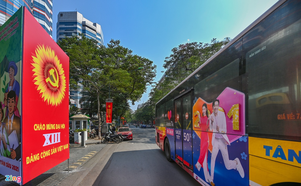 Hanoi streets radiantly adorned to welcome 13th National Party Congress
