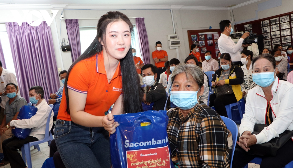 presenting tet gifts to vietnamese expats with difficult circumstances in cambodia