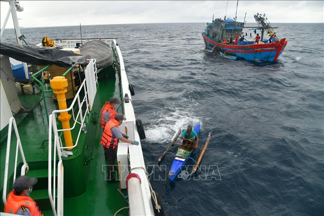 vietnam saves 4 filipino fishermen stranded at sea