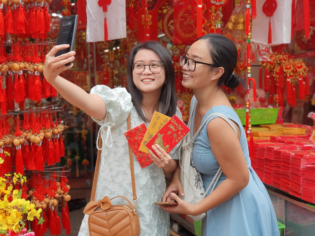 Youngsters flock to check-in on Tet holiday street in HCMC