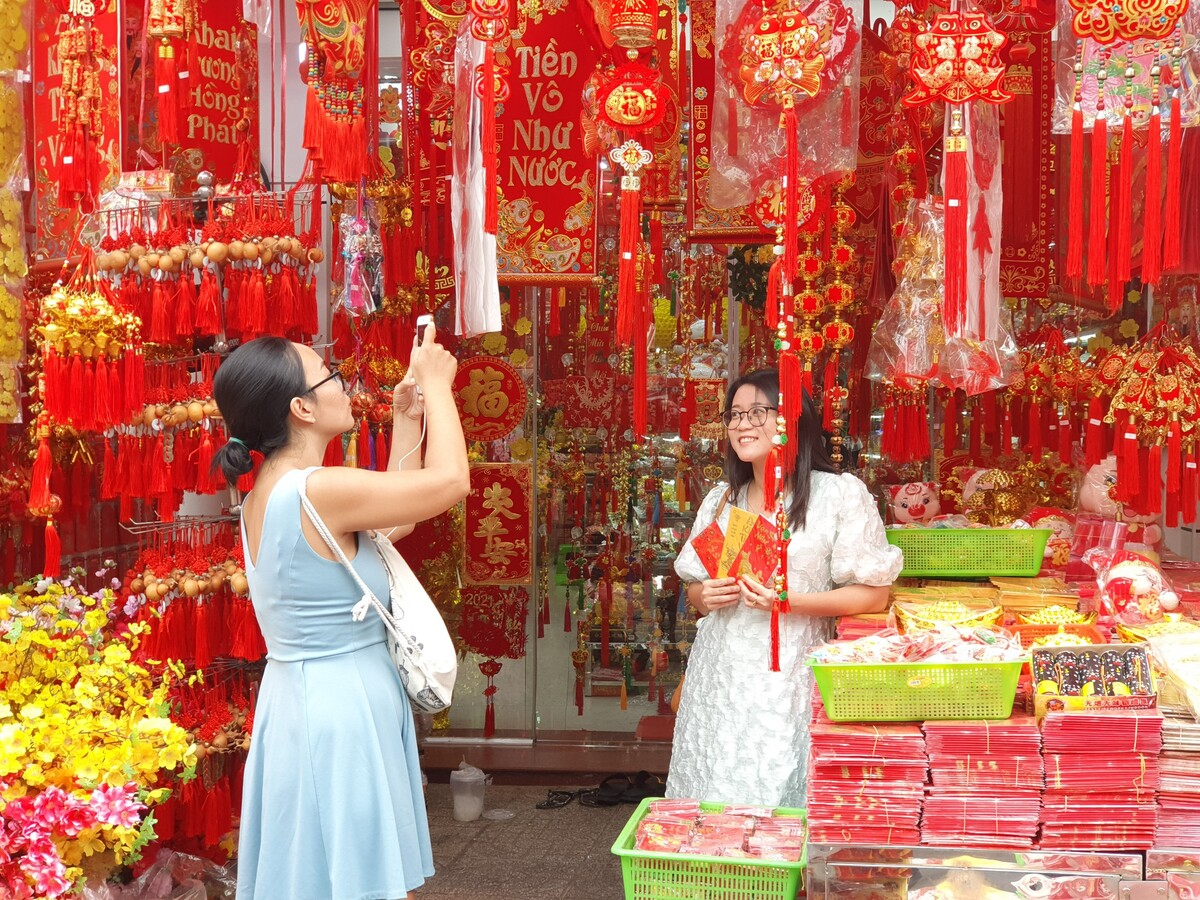 Youngsters flock to check-in on Tet holiday street in HCMC