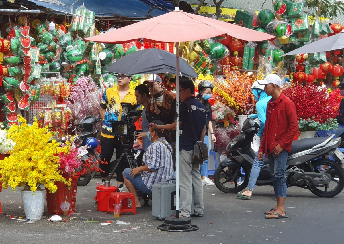 Youngsters flock to check-in on Tet holiday street in HCMC