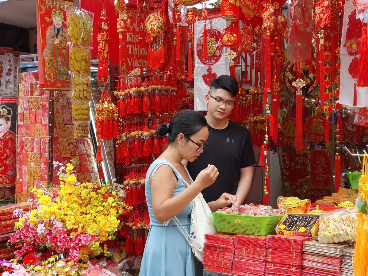 Youngsters flock to check-in on Tet holiday street in HCMC
