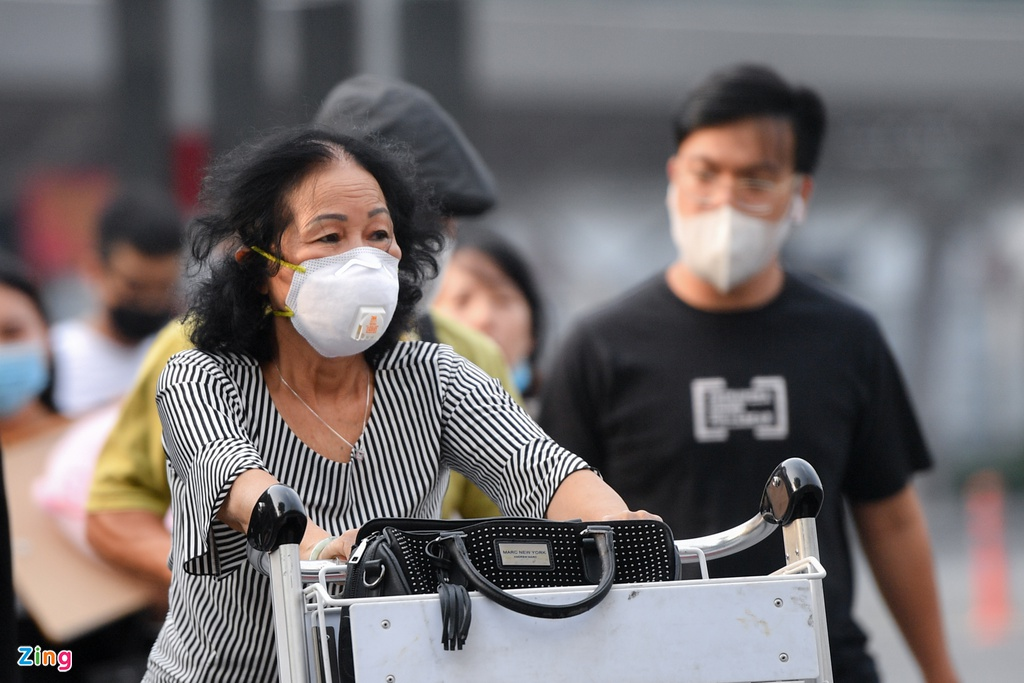 Photo: Passengers leave Tan Son Nhat Airport for Tet holiday early over Covid-19 concern