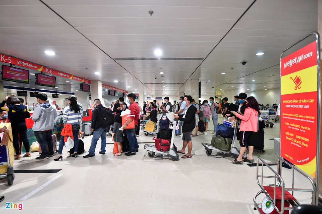 Photo: Passengers leave Tan Son Nhat Airport for Tet holiday early over Covid-19 concern