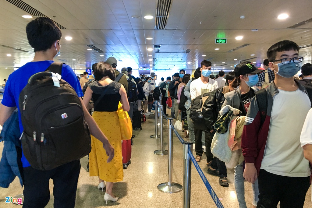 Photo: Passengers leave Tan Son Nhat Airport for Tet holiday early over Covid-19 concern