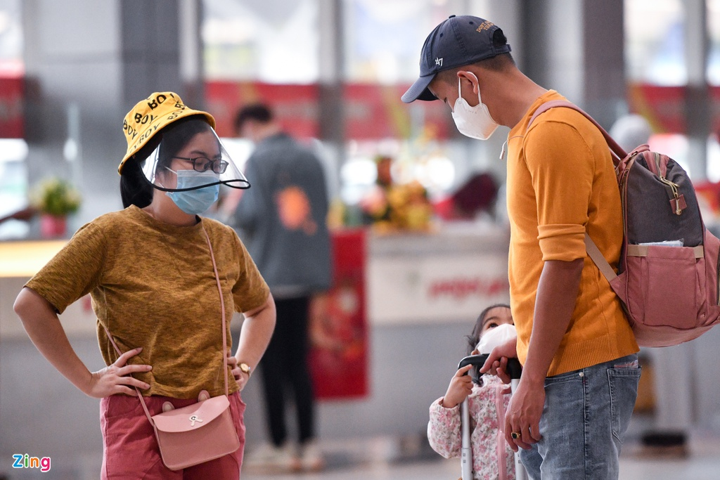 Photo: Passengers leave Tan Son Nhat Airport for Tet holiday early over Covid-19 concern