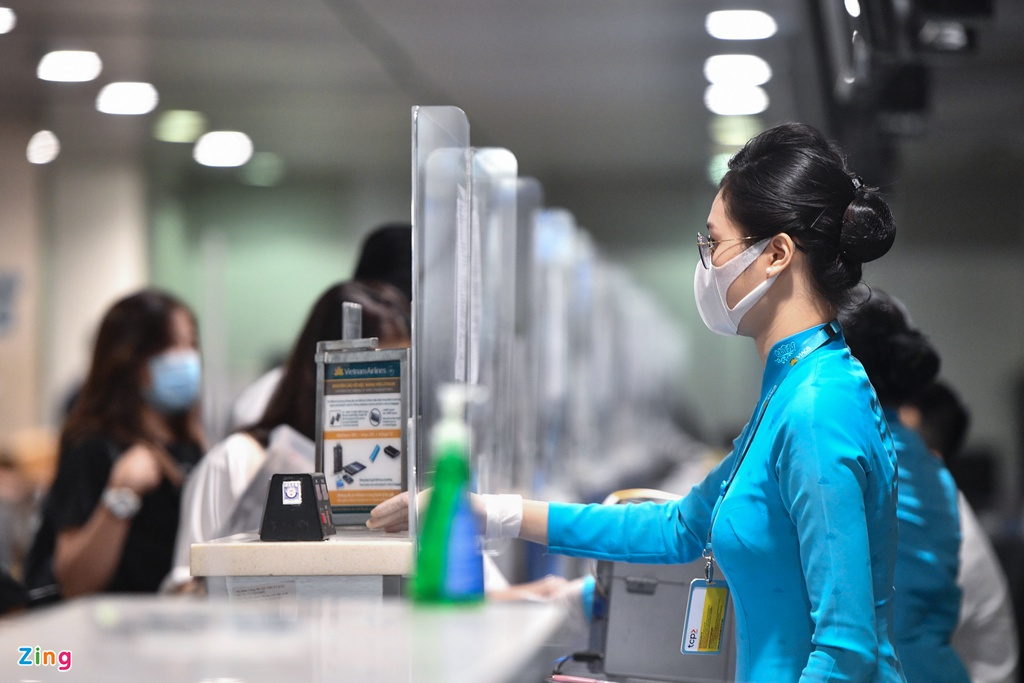 Photo: Passengers leave Tan Son Nhat Airport for Tet holiday early over Covid-19 concern