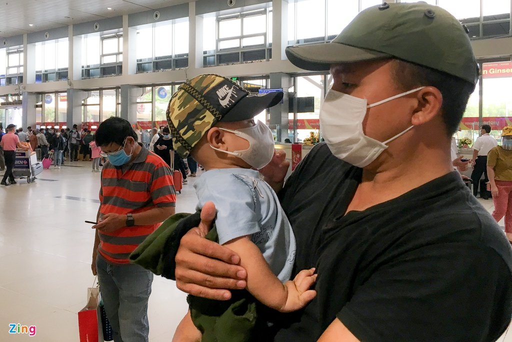 Photo: Passengers leave Tan Son Nhat Airport for Tet holiday early over Covid-19 concern