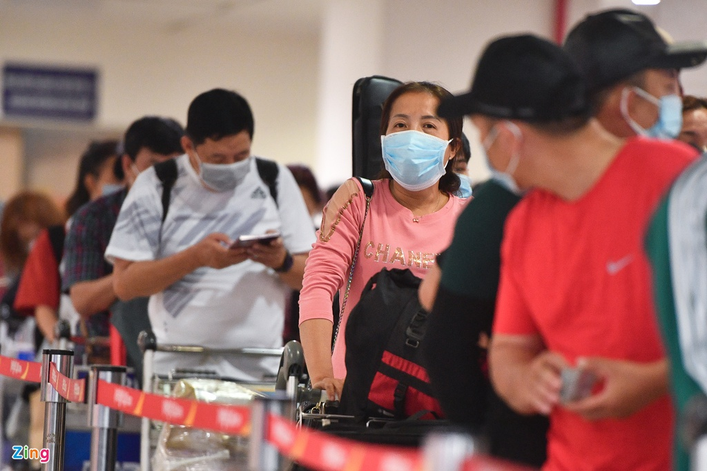 Photo: Passengers leave Tan Son Nhat Airport for Tet holiday early over Covid-19 concern
