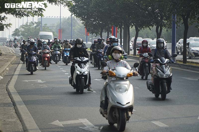 photos hcmc people abide by wearing face masks in public spaces