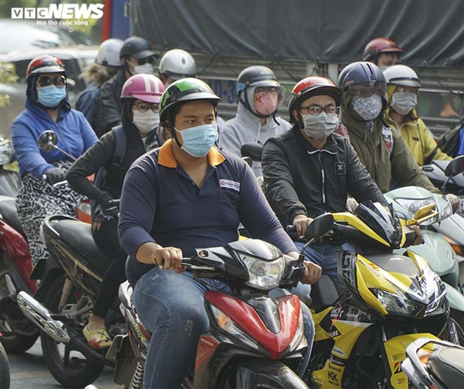 Photos: HCMC people abide by wearing face masks in public spaces