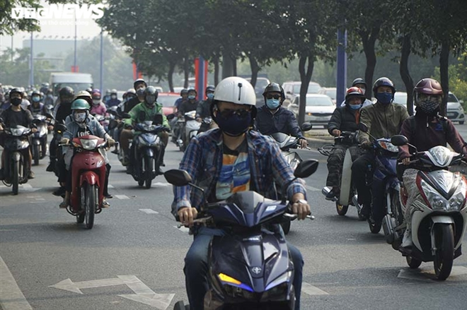 Photos: HCMC people abide by wearing face masks in public spaces