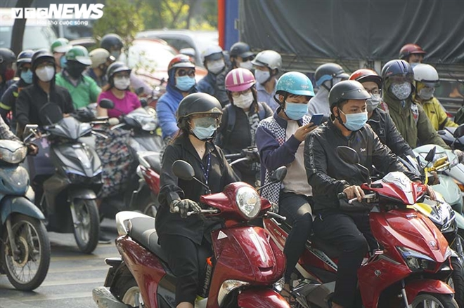 Photos: HCMC people abide by wearing face masks in public spaces