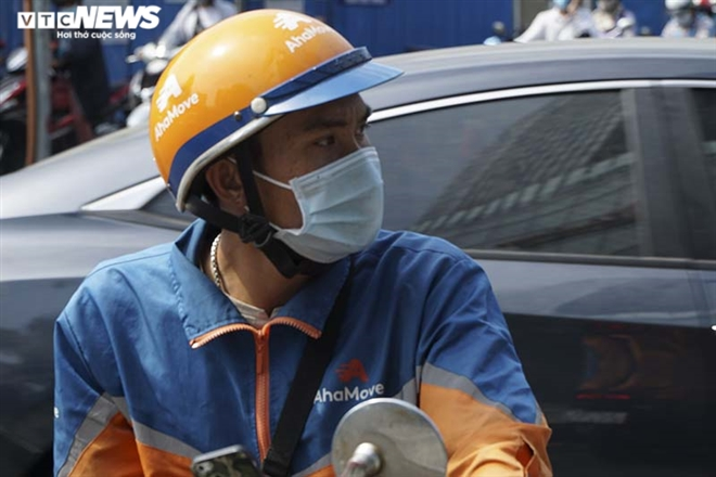 Photos: HCMC people abide by wearing face masks in public spaces