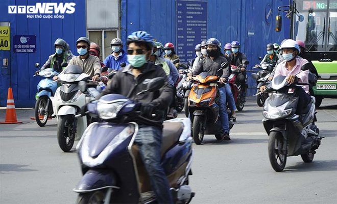 Photos: HCMC people abide by wearing face masks in public spaces