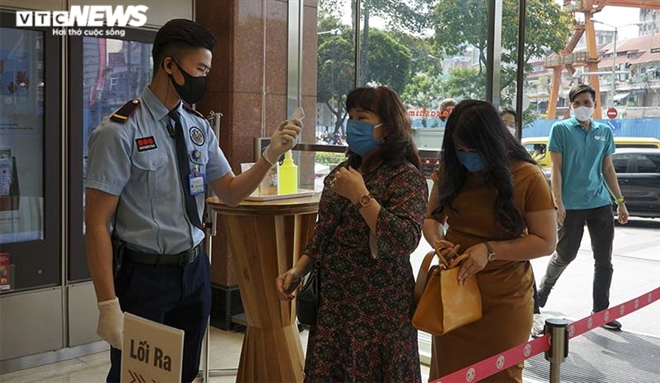 Photos: HCMC people abide by wearing face masks in public spaces